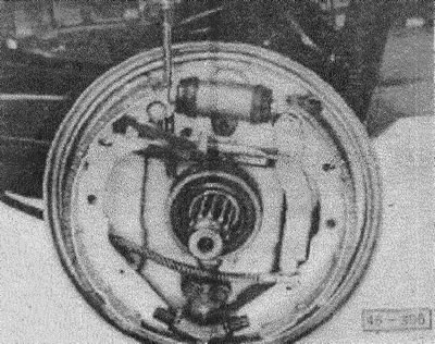 Слегка смазать нарезку нажимной штанги. Установочная шестерня должна вращаться легко.