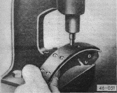 Тщательно очистить прилегающие поверхности тормозных колодок. Не наносить никаких клеящих веществ…