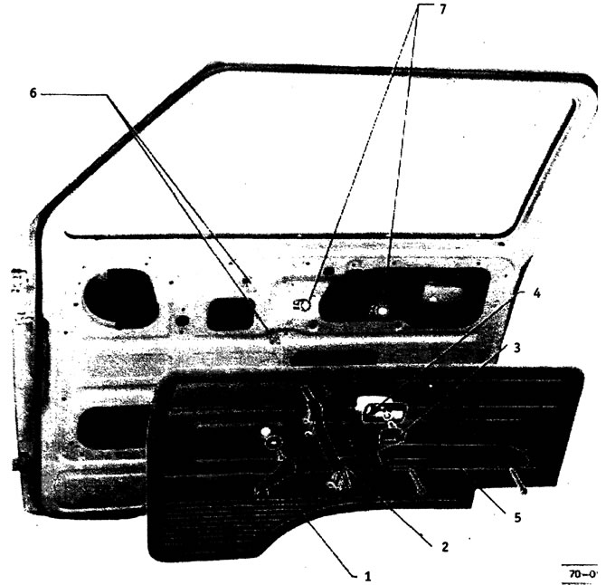 (1) рукоятка стеклоподъемника. 1 винт с потайной головкой