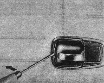 Снять с дверной ручки отверткой два колпачка, выкрутить винты.