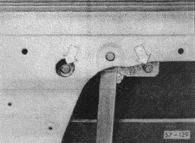 Снять облицовку дверей, см. выше.