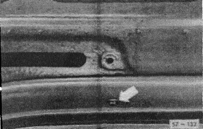 (57-131) выкрутить шестигранный болт (стрелка) стеклоподъемника. Перед этим очертить чертилкой…