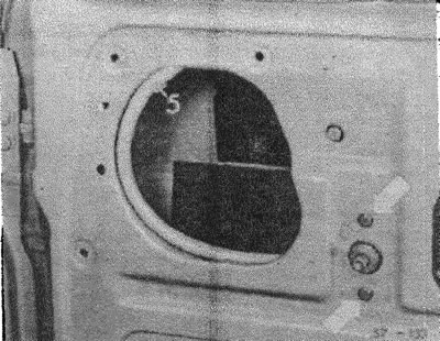 (57-132) выкрутить шестигранный болт на нижнем канте двери. Перед этим очертить подкладную шайбу.