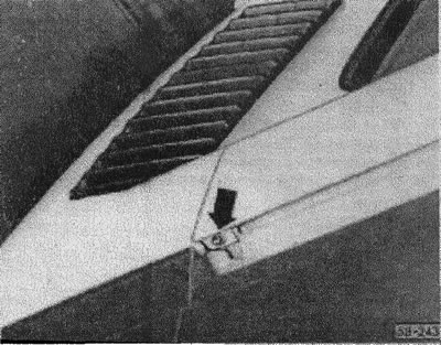 Отстранете облицовката на средната задвижваща щанга.