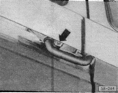 (58-243) Подплатата се притиска в U-образната скоба заедно с обшивката. Завинтва се с два винта.