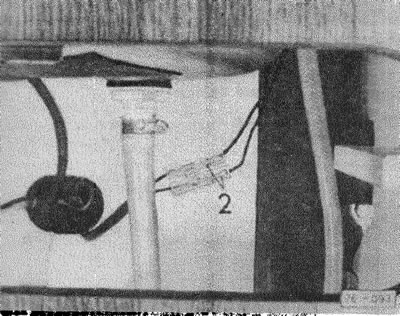 (76-092) ослабить зажим 1 и снять напорный шланг.