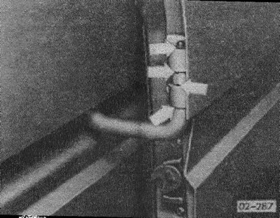 Приоткрыть раздвижную дверь примерно на 130 мм.