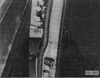 (02-287) смазать внешний шарнир в указанных местах.