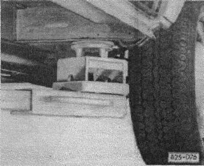 Автомобиль можно поднимать с использованием только мест, показанных на рисунках, спереди и сзади…