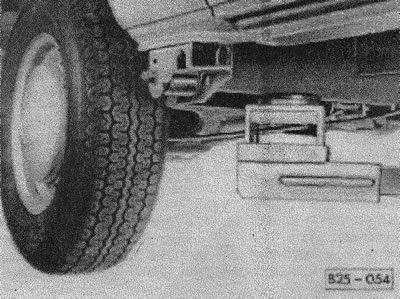 Автомобиль можно поднимать с использованием только мест, показанных на рисунках, спереди и сзади…