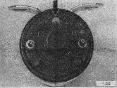 Отсоединить провода от катушки зажигания.