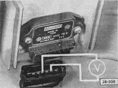 Замерить вольтметром напряжение между контактами 4 и 2 разъема.