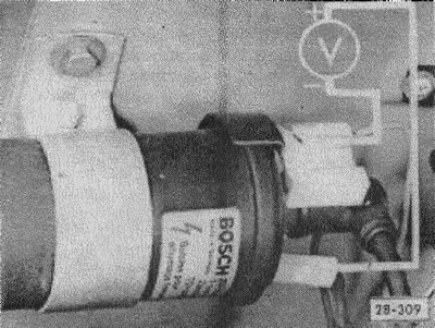 Отсоединить разъем датчика Холла (распределитель зажигания).