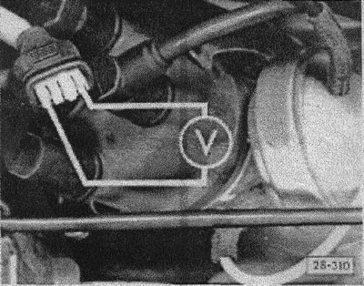 Коснуться массы средним проводом разъемного соединения на распределителе зажигания. Индицируемое…